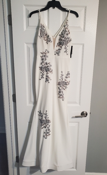 NEW EXCAPE EMBROIDERED GOWN DRESS - Picture 3 of 8